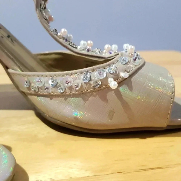 HEELS - Picture 3 of 8